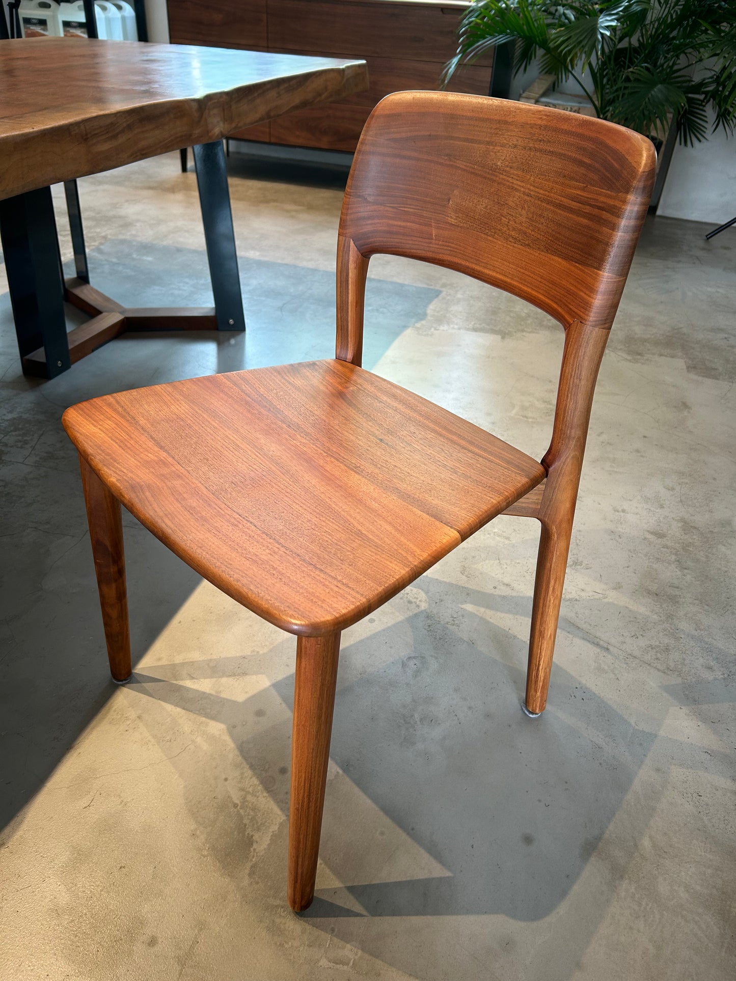 Emma Chair – Simple Elegance in Solid Wood Design